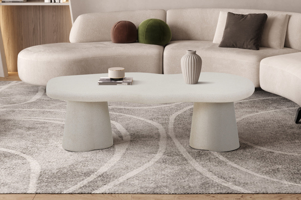Table basse Faro organique en ciment dans un salon contemporain