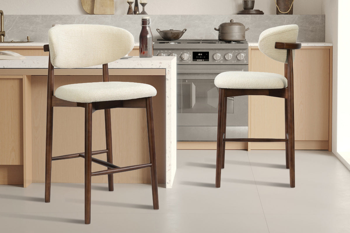 Chaise de comptoir Clara – frêne noyer, ote milan 103 beige