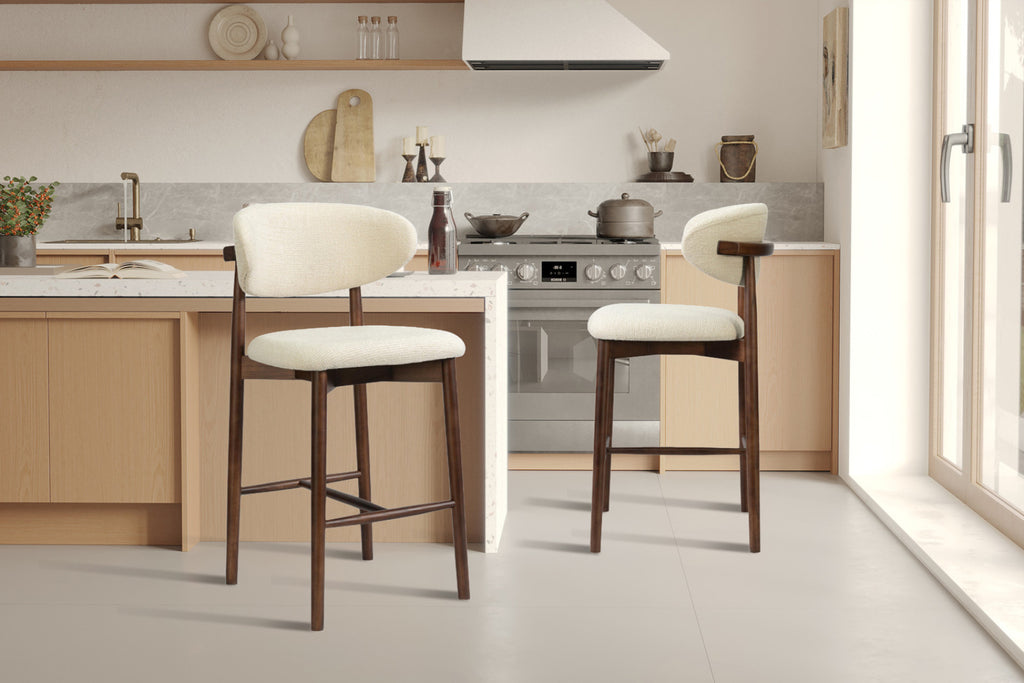Chaise de comptoir Clara – frêne noyer, ote milan 103 beige