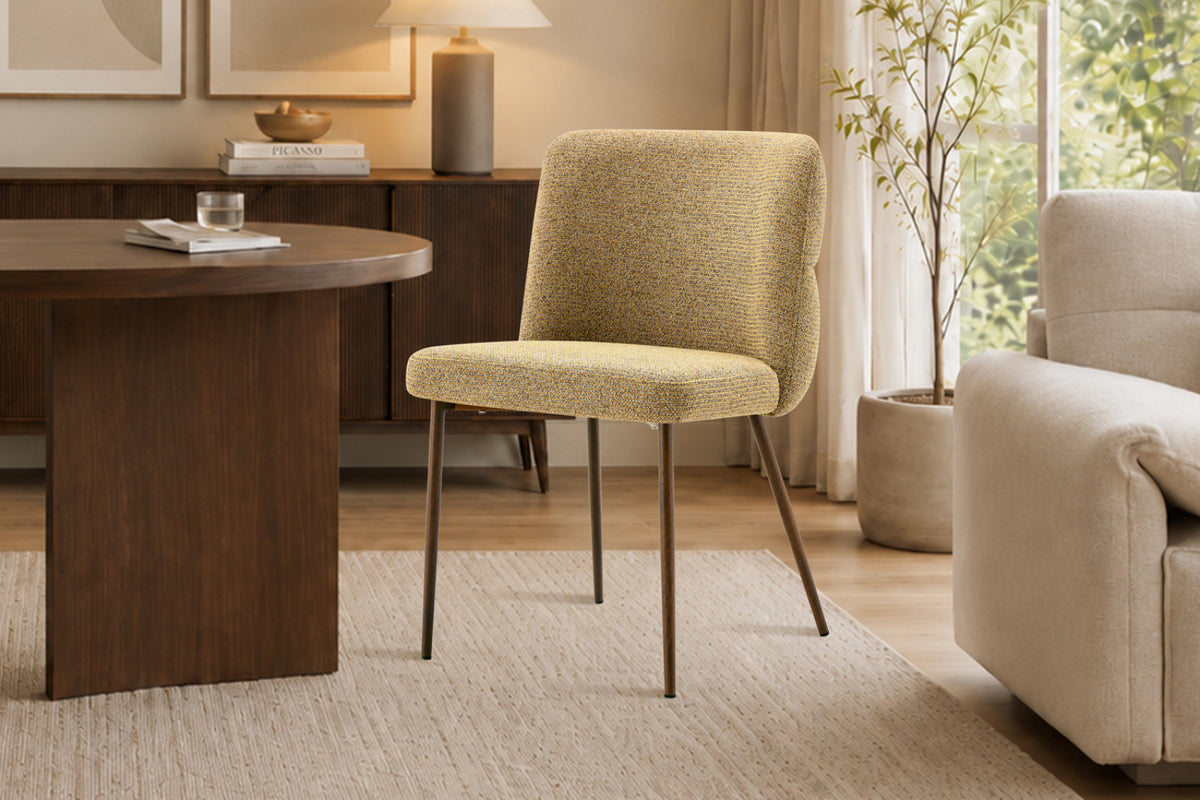 Chaise Alix – tissu jaune, pied noyer